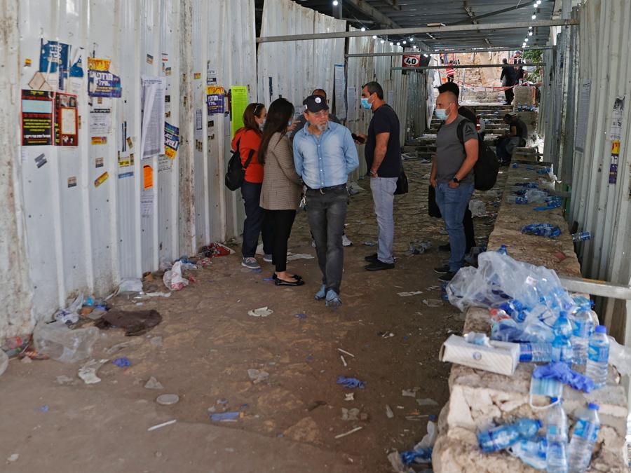 Persone si trovano sulla scena di una fuga precipitosa avvenuta durante un raduno religioso durante la notte nella città israeliana settentrionale di Meron il 30 aprile 2021, vicino alla tomba del rabbino Shimon Bar Yochai, un saggio talmudico del II secolo, dove principalmente ultra-ortodossi Gli ebrei si affollano per celebrare la festa di Lag BaOmer. - La massiccia fuga precipitosa nel sito di pellegrinaggio ebraico densamente popolato ha ucciso almeno 44 persone nel nord di Israele nelle prime ore del mattino. (Photo by JACK GUEZ / AFP)