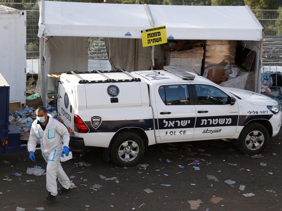 Un lavoratore municipale si precipita presto il 30 aprile 2021 sulla scena di una fuga precipitosa a Meron che ha avuto luogo durante la notte durante un raduno religioso nella città israeliana settentrionale vicino alla famosa tomba del rabbino Shimon Bar Yochai, un saggio talmudico del secondo secolo, dove principalmente ultra -Gli ebrei ortodossi si affollano per celebrare la festa di Lag BaOmer. - Una massiccia fuga precipitosa nel sito di pellegrinaggio ebraico densamente popolato ha ucciso almeno 44 persone nel nord di Israele la mattina presto, con i soccorritori che hanno affrontato folle caotiche mentre cercavano di evacuare i feriti. (Photo by JACK GUEZ / AFP)