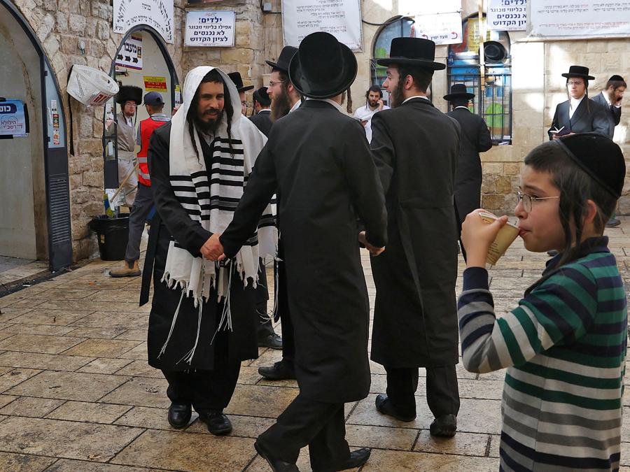 Gli ebrei ortodossi sono raffigurati il 30 aprile 2021 a seguito di una fuga precipitosa a Meron avvenuta durante la notte durante un raduno religioso nella città israeliana settentrionale vicino alla famosa tomba del rabbino Shimon Bar Yochai, un saggio talmudico del II secolo, dove principalmente ebrei ultraortodossi affollano per celebrare la vacanza Lag BaOmer. - Una massiccia fuga precipitosa nel sito di pellegrinaggio ebraico densamente popolato ha ucciso almeno 44 persone nel nord di Israele la mattina presto, con i soccorritori che hanno affrontato folle caotiche mentre cercavano di evacuare i feriti. (Photo by JACK GUEZ / AFP)