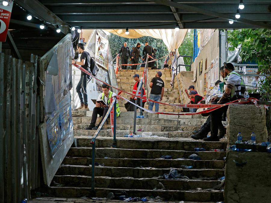 La foto mostra le squadre di soccorso all'indomani di una fuga precipitosa sulla scena di un raduno religioso a Meron, nel nord di Israele, vicino alla famosa tomba del rabbino Shimon Bar Yochai, un saggio talmudico del II secolo, dove principalmente Gli ebrei ortodossi si accalcano per celebrare la festa di Lag BaOmer. - Una massiccia fuga precipitosa in un sito di pellegrinaggio ebraico densamente popolato ha ucciso almeno 44 persone nel nord di Israele venerdì, con i soccorritori che hanno affrontato una folla caotica mentre cercavano di evacuare i feriti. (Photo by JACK GUEZ / AFP)