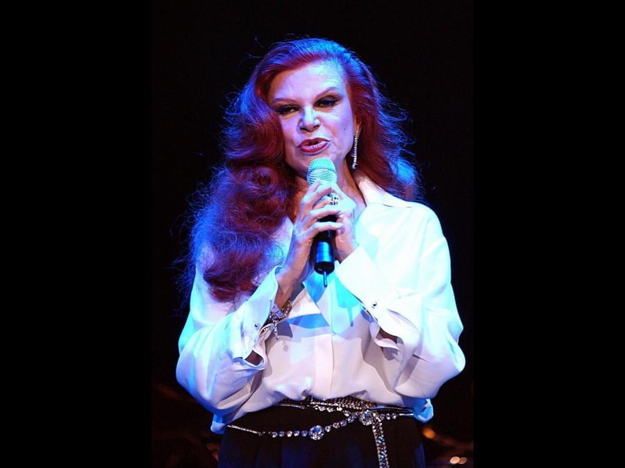 La cantante italiana Milva canta sul palco di Lubecca,  03 febbraio 2005. Il concerto segna l'inizio del suo tour di addio. (Ansa / Wolfgang Langenstrassen)