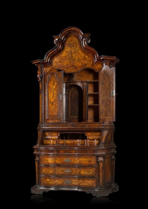 Lotto 127: Trumeau di forma architettonica lastronato, filettato e intarsiato a cartelle in noce, radica di noce e legni vari. Marche, terzo quarto del secolo XVIII,cm 160x287x72. Venduto € 50.000 Courtesy Il Ponte Casa d'aste 