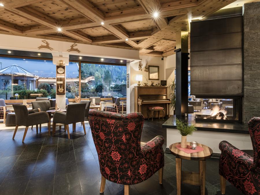 La lounge del Bad Moos: gli ambienti profumano di pino cembro, essenza predominante negli ambienti del resort