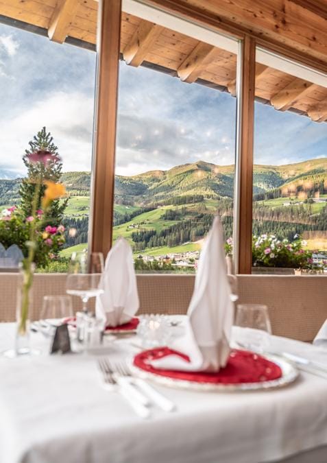 Il ristorante, con le ampie vetrate che incorniciano il tipico paesaggio delle Dolomiti. Come molti alberghi dell'Alto Adige propone la pensione 3/4: un po' più della mezza pensione e un po' meno della pensione completa, include una sostanziosa merenda con dolci e salati, sempre con prodotti tipici e di stagione. Dal 2017 è disponibile il menù Feel Good, leggero studiato da un nutrizionista