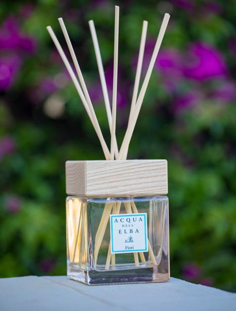 Acqua dell'Elba Fiori, il ricordo delle noste di ginestra, mirto, gelsomino, elicriso e cisto. Un accordio fiorito con i legni della macchia mediterranea