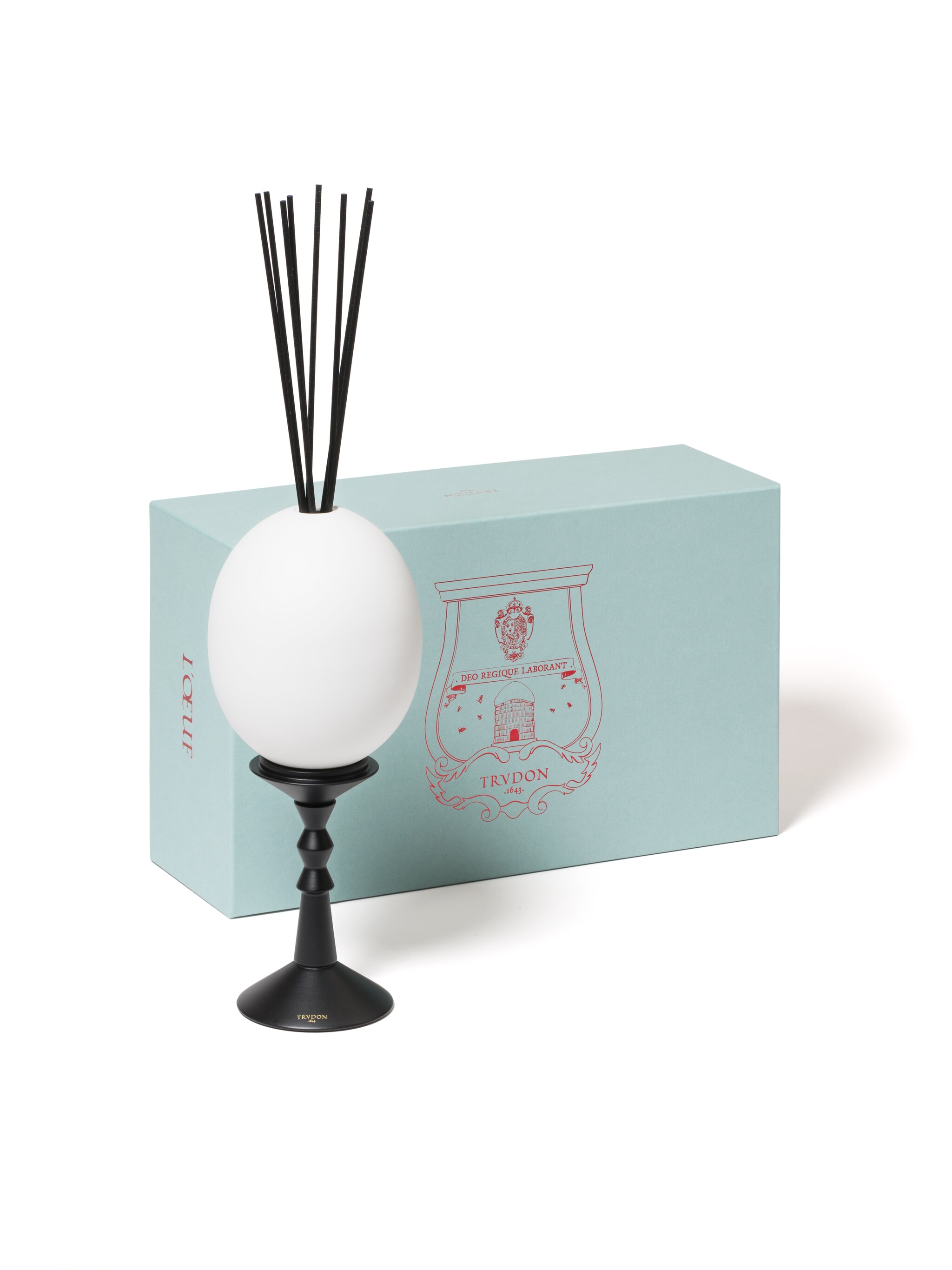 L'Oeuf di Trudon, a forma d'uovo, si ispira agli antichi Cabinet de Curiosité, dove venivano messi in mostra reperti e oggetti riportati dai primi viaggi esploratori. Progettato per diffondere le fragranze della maison