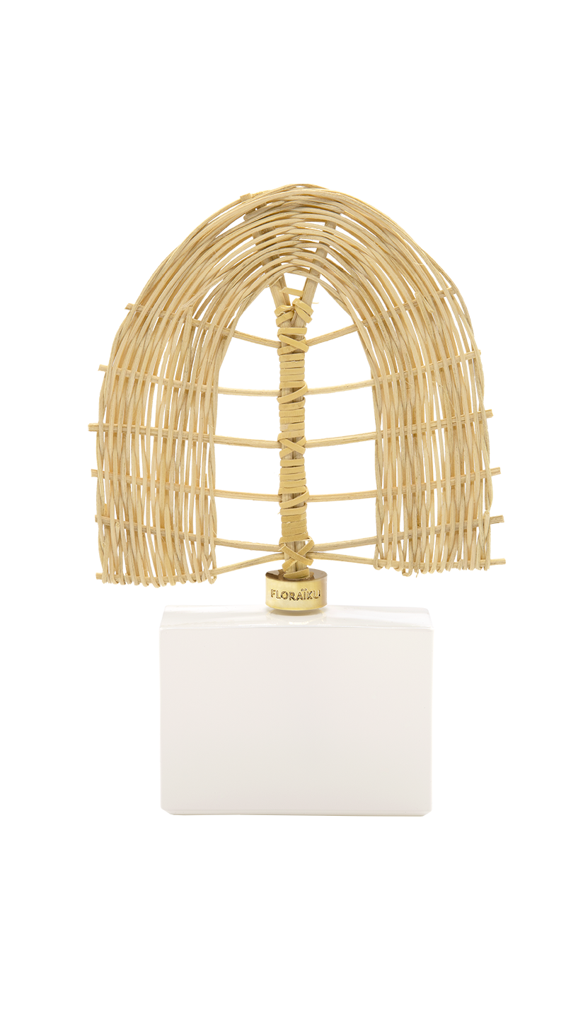 Floraiku, il diffusore al posto dei classici bastoncini, ha del vimini intrecciato a forma di ventaglio per diffondere le fragranze alla mimosa, fiore di ciliegio, tè verde, mughetto e legno affumicato