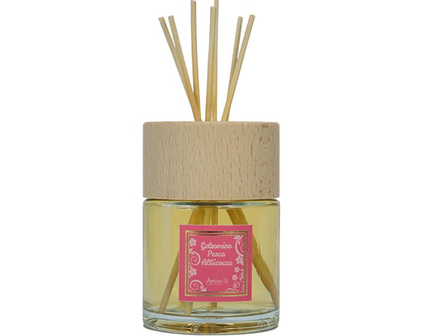 Antos Profumatore Per Ambiente Gelsomino Pesca Albicocca, una dolce fragranza dal tocco fruttato ed esotico con bastoncini in midollino di bambù. Per aumentare l'efficacia della profumazione si consiglia di capovolgere i bastoncini nel flacone ogni 15 giorni circa.