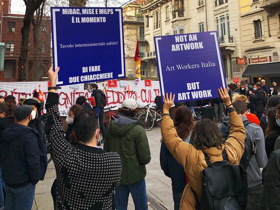 Art Workers Italia (AWI) in manifestazione a Milano, 23 febbraio 2021. Courtesy AWI