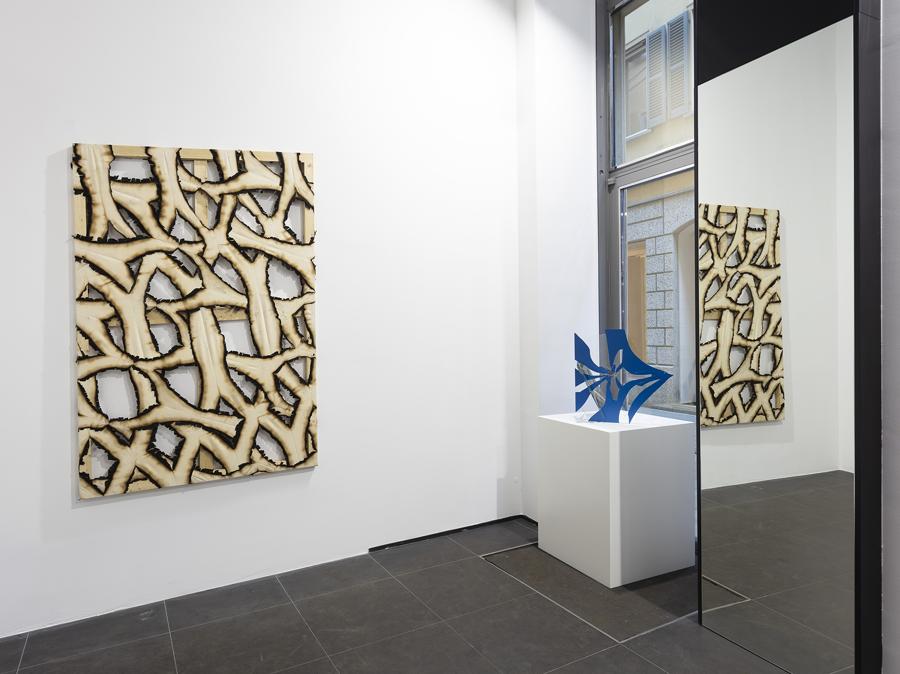 Installazione di Ariel Schlesinger, Transformation, nella vetrina di Via Della Spiga 48, un progetto di Art Takes Over, Aprile-giugno 2021, Courtesy the artist and Galleria Massimo Minini, Fotografia di Andrea Rossetti 