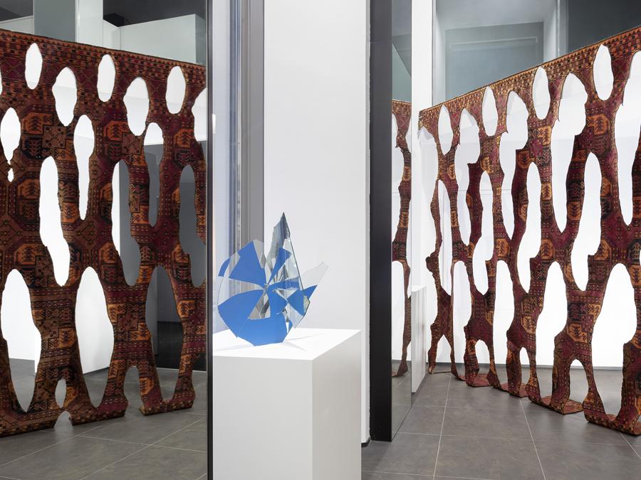 Installazione di Ariel Schlesinger, Transformation, nella vetrina di Via Della Spiga 48, un progetto di Art Takes Over, Aprile-giugno 2021, Courtesy the artist and Galleria Massimo Minini, Fotografia di Andrea Rossetti 