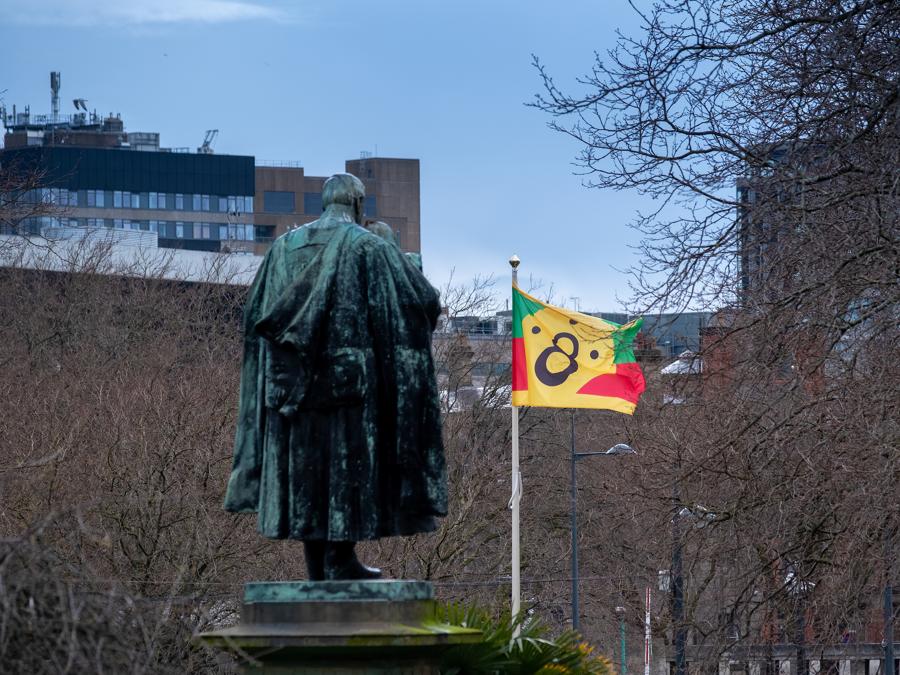 Larry Achiampong, Pan African Flag for the Relic Travellers' Alliance, 2021. Installazione presso St. John's Gardens. Fotografia di Mark McNulty, Courtesy Liverpool Biennial