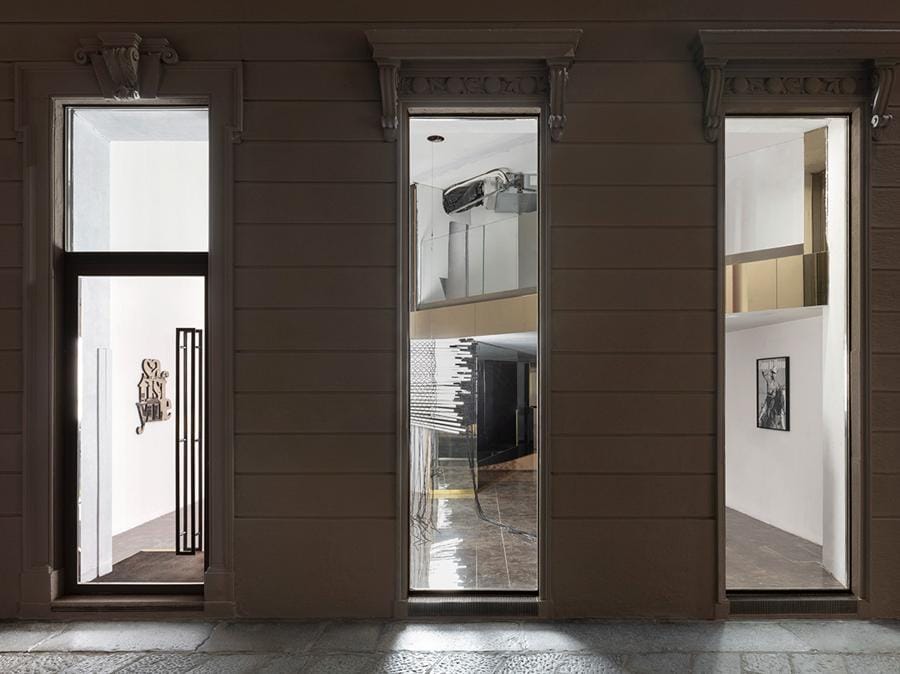 Installazione di Monica Bonvicini, Transformation, nella vetrina di Via Della Spiga 48, un progetto di Art Takes Over, Aprile-giugno 2021, Courtesy of the Artist and Galleria Raffaella Cortese, Fotografia di Andrea Rossetti 