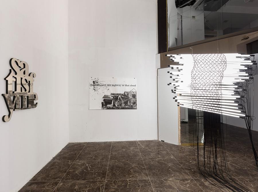 Installazione di Monica Bonvicini nella vetrina di Via Della Spiga 48 in occasione di Art Takes Over, opere: Bent in Shape, 2017; Satisfy Me, 2017; From East to West (Bellemont), 2020; Courtesy of the Artist and Galleria Raffaella Cortese, Milano © Monica Bonvicini and VG Bild-Kunst. Fotografia di Andrea Rossetti 