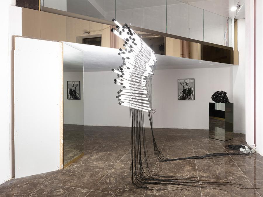 Installazione di Monica Bonvicini nella vetrina di Via Della Spiga 48 in occasione di Art Takes Over, opere: Bent in Shape, 2017; Belts Boy, 2015; Come on Cowboy, 2020; Courtesy of the Artist and Galleria Raffaella Cortese, Milano © Monica Bonvicini and VG Bild-Kunst. Fotografia di Andrea Rossetti 