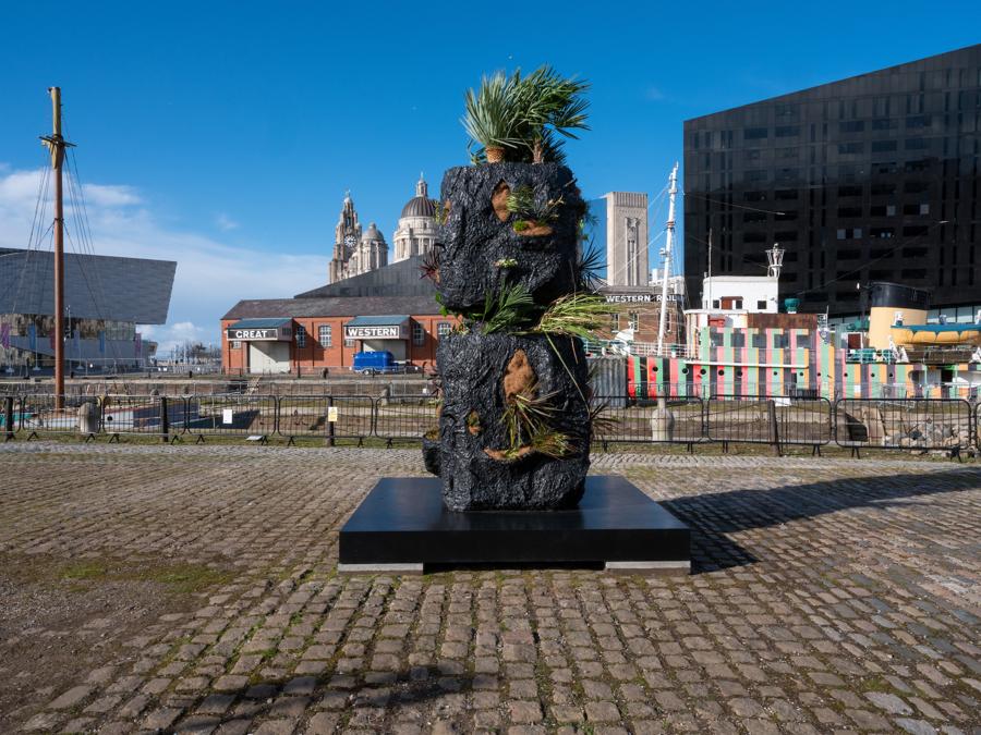 Rashid Johnson, Stacked Heads, 2020. Installazione presso Canning Dock Quayside. Fotografia di Mark McNulty, Courtesy Liverpool Biennial