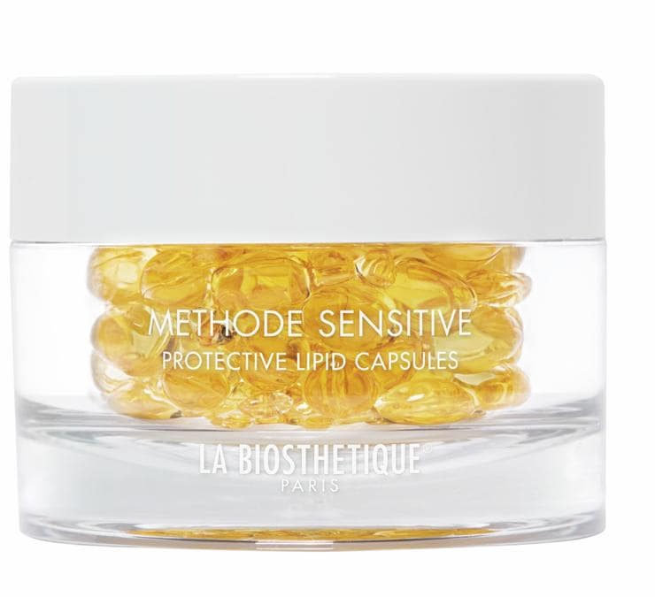 Protective Lipid Capsules La Biosthetique , un trattamento lenitivo e protezione naturale contro il Digital Aging. Le capsule con il loro alto contenuto di acidi lipidici simile alla pelle, rinforzano e leniscono la pelle secca e sensibile, migliorandone la barriera protettiva (www.labiosthetique.it )