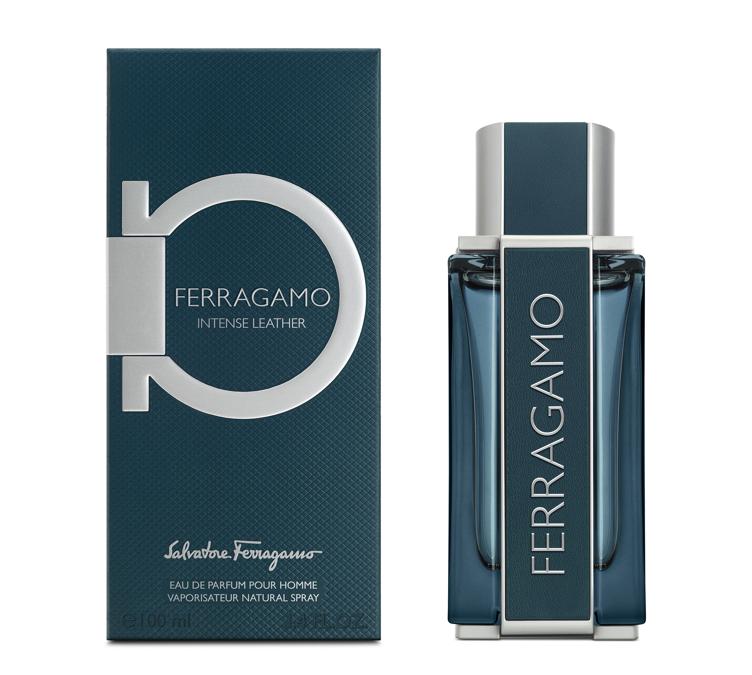 Intense Leather di Ferragamo. Un eau de parfum che si apre sulle note fresche di mandarino e pepe rosa mescolate all'assoluta di Salvia Sclarea. Accenti di mela annurca si fondono all'eleganza fiorita di mughetto e iris per lasciare spazio all'incisività del cuoio.
