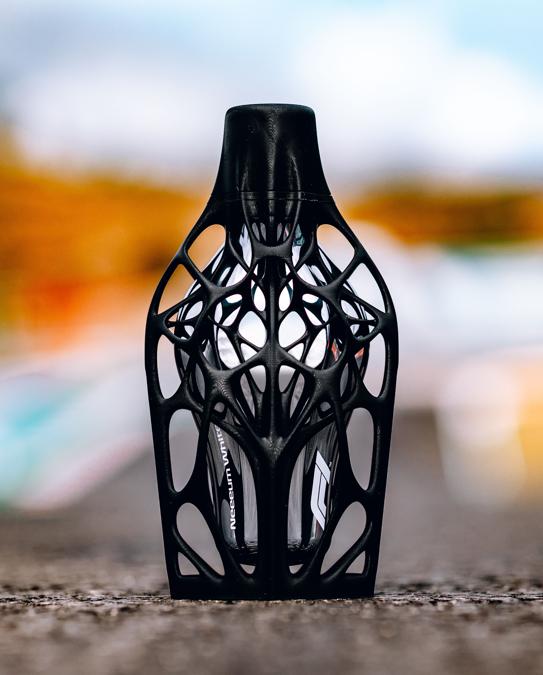 Neeeum White, F1 Fragrances Engineered Collection, è una delle cinque fragranze unisex capaci di catturare il brivido della Formula 1, con un flacone incapsulato in un innovativo esoscheletro stampato in 3D. Una fragranza fresca e decisa che mette in contrasto il pepe nero con la freschezza del ginepro.