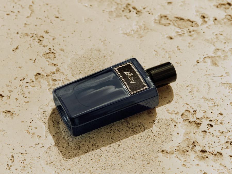 Brioni, il primo profumo della maison sartoriale, sofisticato con poche materie prime. L'eau de parfum viene strutturata dall'aroma netto del cedro, arricchito dalle fave di Tonka, vellutate alla mandorla, e da un tocco di muschio morbido come il cashmere.