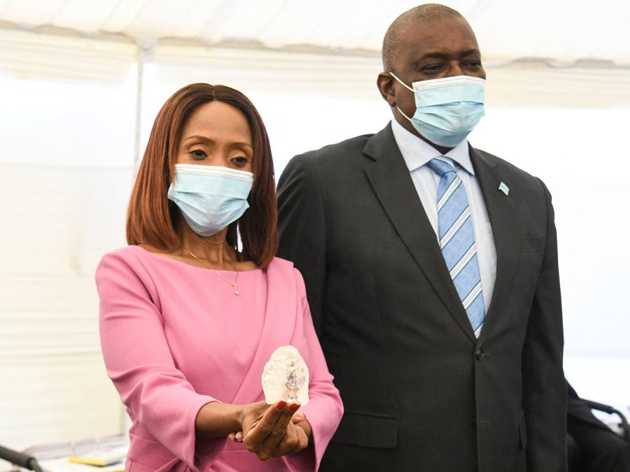 Botswana, la  First Lady Neo Masisi insieme al  Presidente Mokgweetsi Masisi (Photo by Monirul Bhuiyan / AFP)