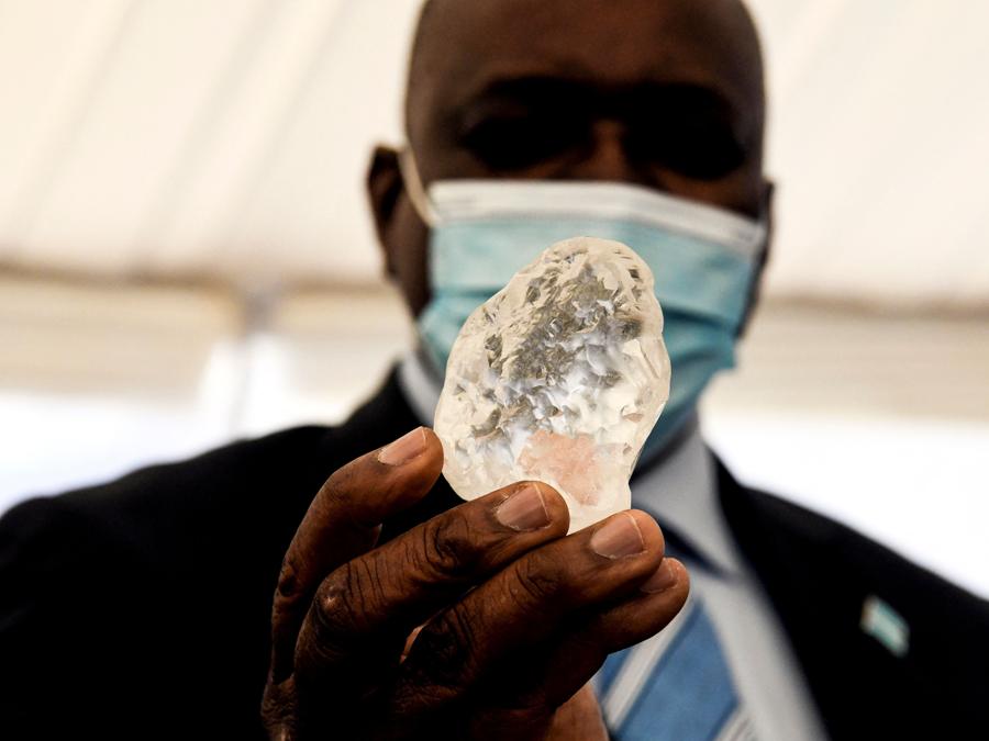 Botswana, il  Presidente Mokgweetsi Masisi (Photo by Monirul Bhuiyan / AFP)