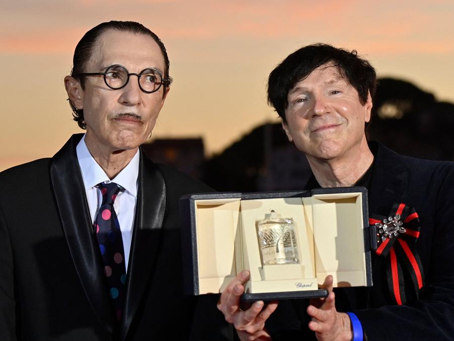 I compositori di musica statunitensi Ron Mael e Russell Mael posano dopo aver ricevuto il premio per la miglior regia per il film “Annette” a nome del regista francese Leos Carax, durante la cerimonia di chiusura della 74a edizione del Festival di Cannes. (Photo by John MACDOUGALL / AFP)