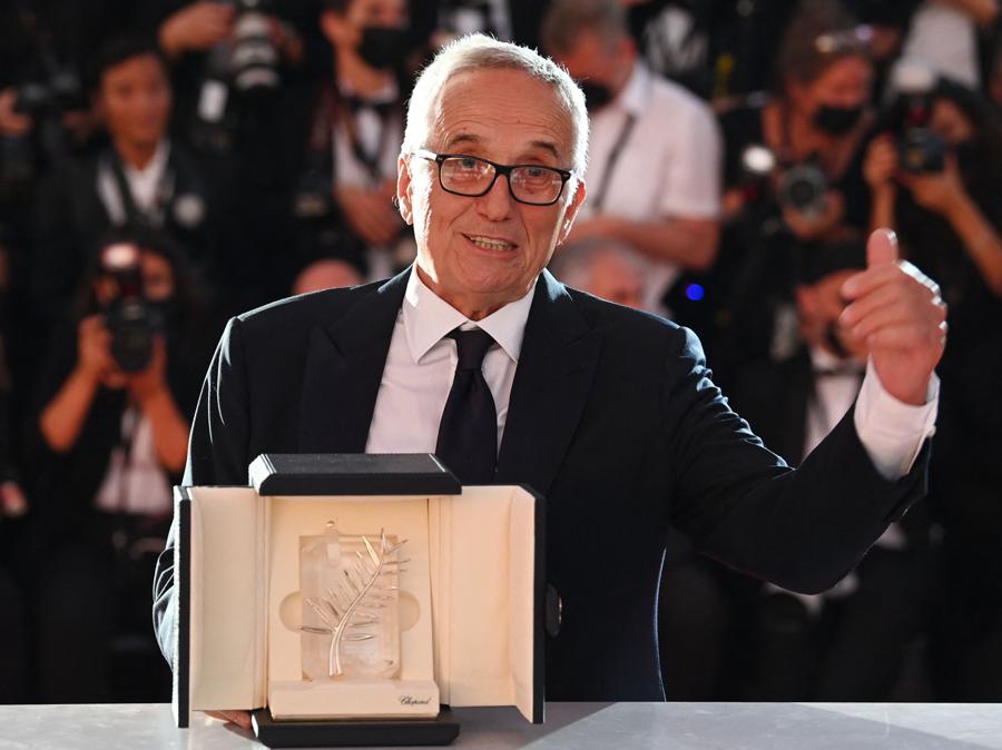 Il regista italiano Marco Bellocchio posa dopo aver ricevuto la Palma d’oro d’Onore durante la cerimonia di chiusura della 74a edizione del Festival di Cannes. (Photo by CHRISTOPHE SIMON / AFP)