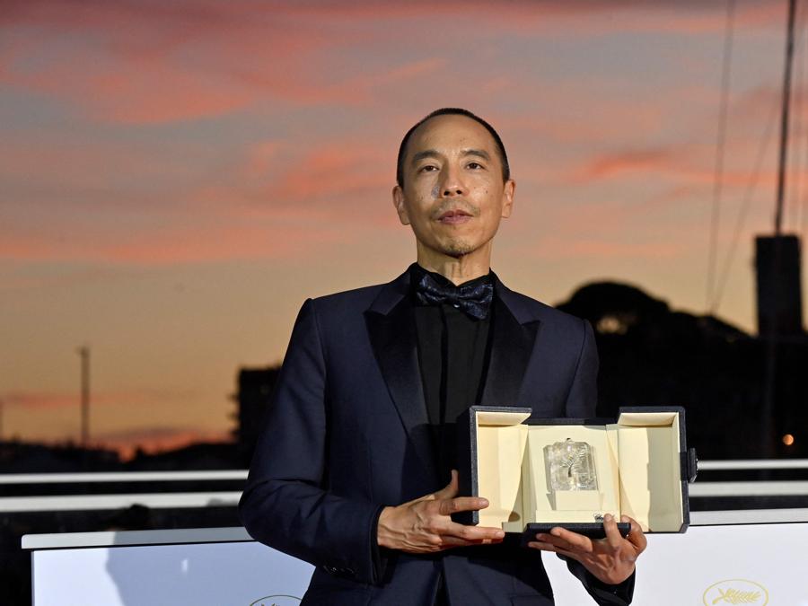 Il regista thailandese Apichatpong Weerasethakul posa dopo aver vinto il Premio della Giuria per il suo film “Memoria” ex aequo con il film Isaeli “Ha’berech (Ahed’s Knee)”. (Photo by John MACDOUGALL / AFP)