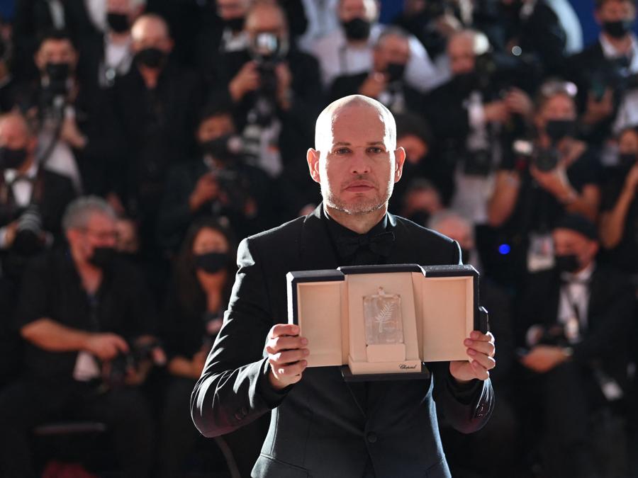 Il regista israeliano Nadav Lapid posa dopo essere stato premiato con il Premio della Giuria per il film “Ha’berech (Ahed’s Knee)” ex aequo con il regista thailandese Apichatpong Weerasethakul per il suo film “Memoria” . (Photo by CHRISTOPHE SIMON / AFP)