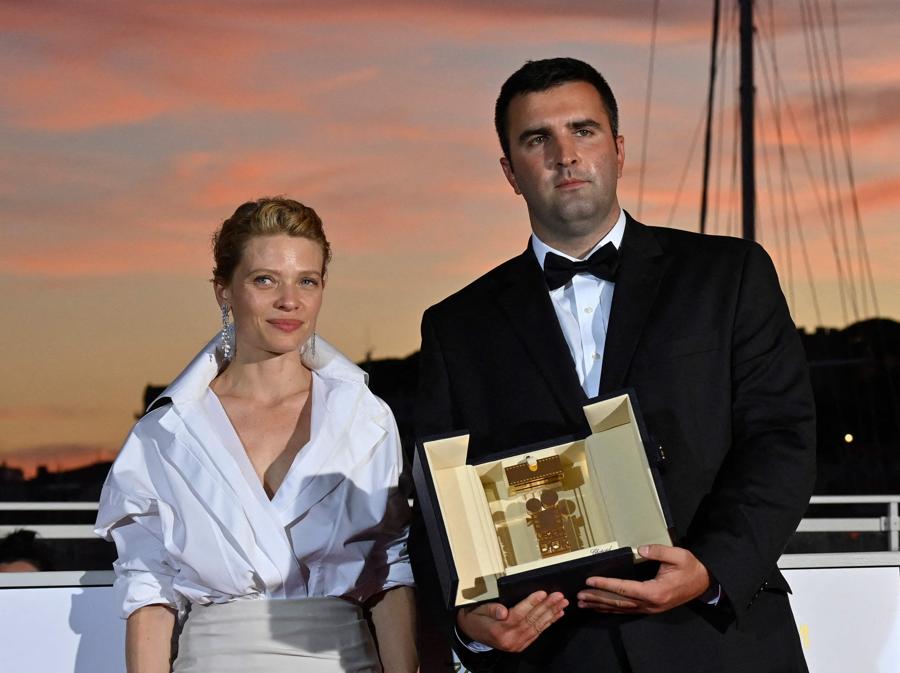 Lo sceneggiatore Frank Graziano (a destra) posa con l’attrice francese e presidente della giuria della Camera d’or, Melanie Thierry dopo aver ricevuto la Camera d’Or per il film “Muria” per conto della regista Antoneta Alamat Kusijanovic durante il Cerimonia di chiusura della 74a edizione del Festival di Cannes (Photo by John MACDOUGALL / AFP)