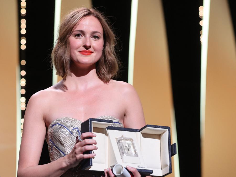L’attrice norvegese Renate Reinsve, durante la cerimonia di chiusura della 74a edizione del Festival di Cannes, posa sul palco dopo aver vinto il premio come migliore attrice per la sua parte nel film “Verdens Verste Menneske” (La persona peggiore del mondo). (Photo by Valery HACHE / AFP)
