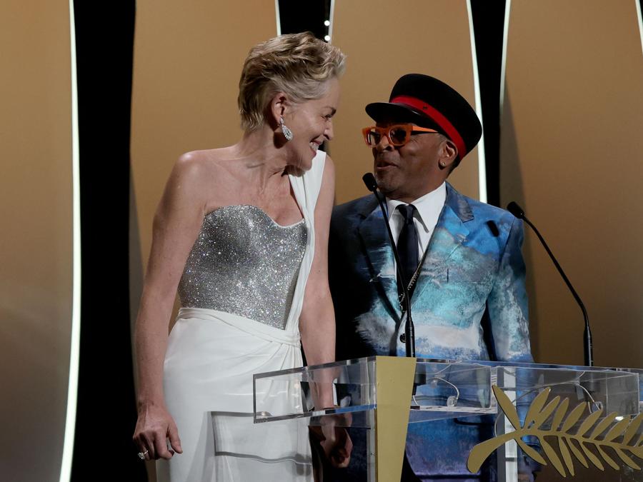 L’attrice statunitense Sharon Stone (a sinistra) e il regista statunitense Spike Lee, presidente di giuria del 74esimo Festival di Cannes, annunciano la Palma d’oro per il film “Titane” durante la cerimonia di chiusura della 74a edizione del Festival di Cannes. (Photo by Valery HACHE / AFP)