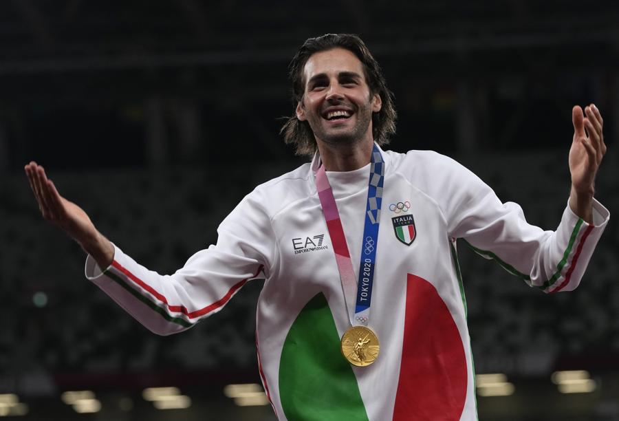 Gianmarco Tamberi, sul podio dopo aver ricevuto la medaglia d’oro. (AP Photo/Francisco Seco)