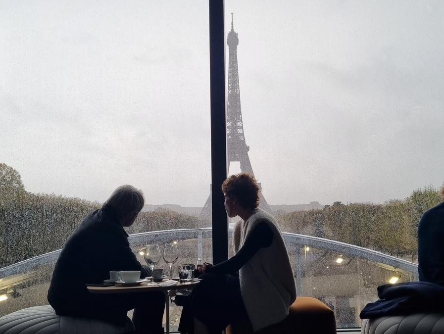 La torre Eiffel vista dalla Vip Lounge del Grand Palais Éphémère, nuova sede temporanea di Fiac