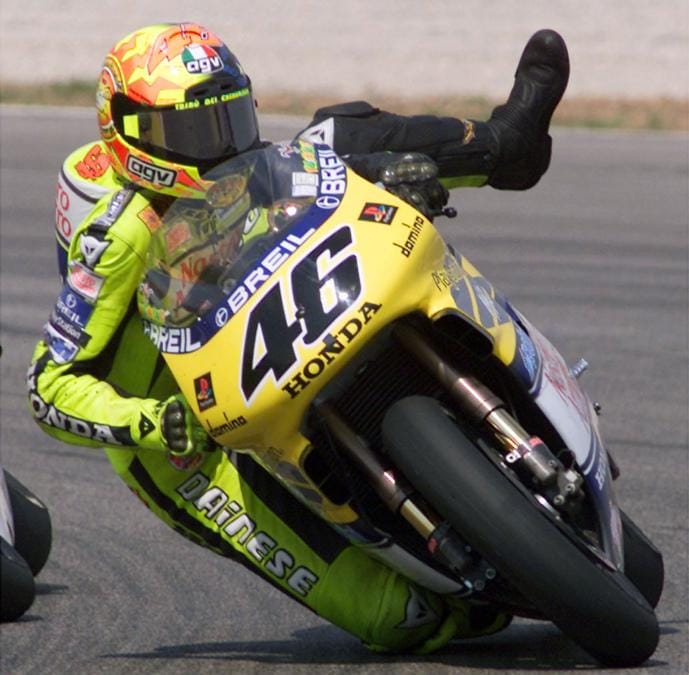 Valentino Rossi alza la gamba per evitare un incidente durante il giro 26 del Gran Premio motociclistico di Valencia il 17 settembre 2000 (Reuters Photographer) 