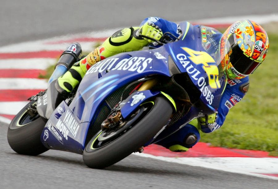 Valentino Rossi  con la nuova moto Yamaha durante i test di pratica del Moto GP all’autodromo di Montmelo a Barcellona, Spagna, 26 marzo 2004 (REUTERS/Gustau Nacarino GN/ACM)