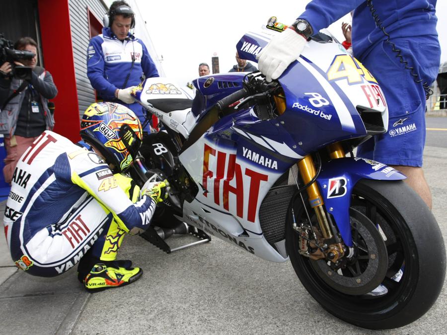 Valentino Rossi si prepara per una sessione di prove libere per il Gran Premio del Giappone a Motegi,  24 aprile 2009. (REUTERS/Issei Kato)