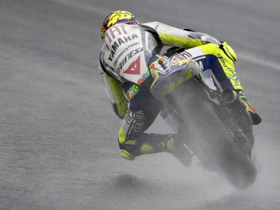 Valentino Rossi sulla Yamaha  durante una sessione di prove libere per il Gran Premio del Giappone a Motegi, a nord di Tokyo, 25 aprile 2009. (REUTERS/Issei Kato)