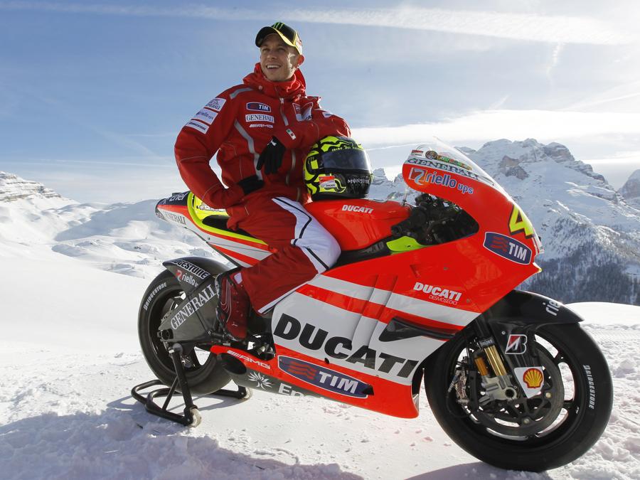 Valentino Rossi  durante una presentazione ufficiale della sua nuova moto Ducati GP2011 durante il “Wrooom, F1 e MotoGP Press Ski Meeting”, l’incontro annuale dei media Ducati e Ferrari, a Madonna di Campiglio, il 12 gennaio 2011 (REUTERS/Alessandro Bianchi)