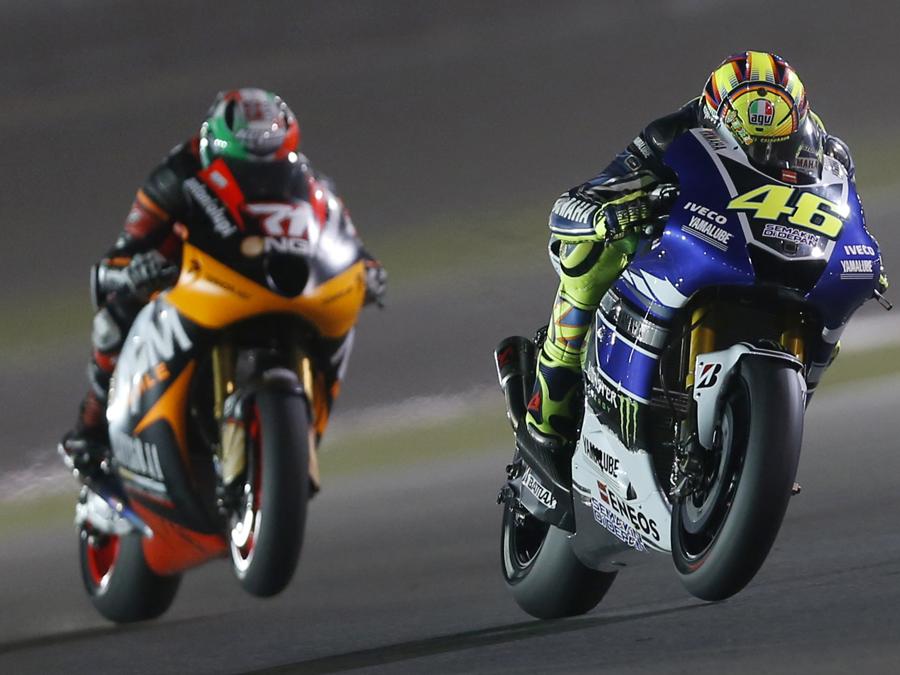 Valentino Rossi  e  Claudio Corti  durante una sessione di prove libere del Campionato del Mondo MotoGP sul circuito internazionale di Losail a Doha, il 5 aprile 2013 (REUTERS/Fadi Al-Assaad)
