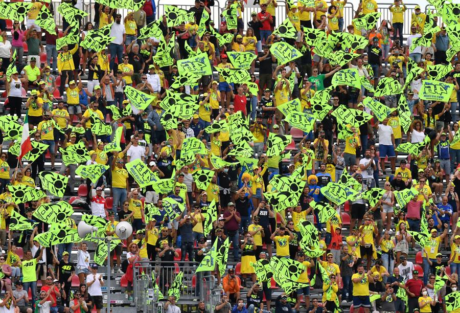 I tifosi di Valentino Rossi al Gran Premio di San Marino - Misano World Circuit Marco Simoncelli, Misano, Italia, 19 settembre 2021 (REUTERS/Jennifer Lorenzini)