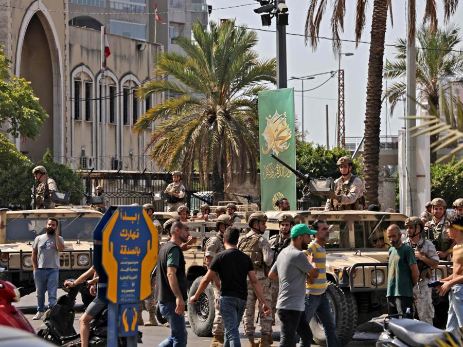 I soldati dell’esercito libanese prendono posizione nella zona di Tayouneh, nel sobborgo meridionale della capitale Beirut, il 14 ottobre 2021, dopo gli scontri seguiti a una manifestazione dei sostenitori di Hezbollah e del movimento Amal. - Gli spari hanno ucciso almeno una persona e ne hanno ferite otto durante una manifestazione a Beirut organizzata dai movimenti sciiti Hezbollah e Amal per chiedere il licenziamento dell’investigatore capo dell’esplosione di Beirut, ha detto la dottoressa Mariam Hassan dell’ospedale Sahel nella periferia sud di Beirut. (Photo by JOSEPH EID / AFP)