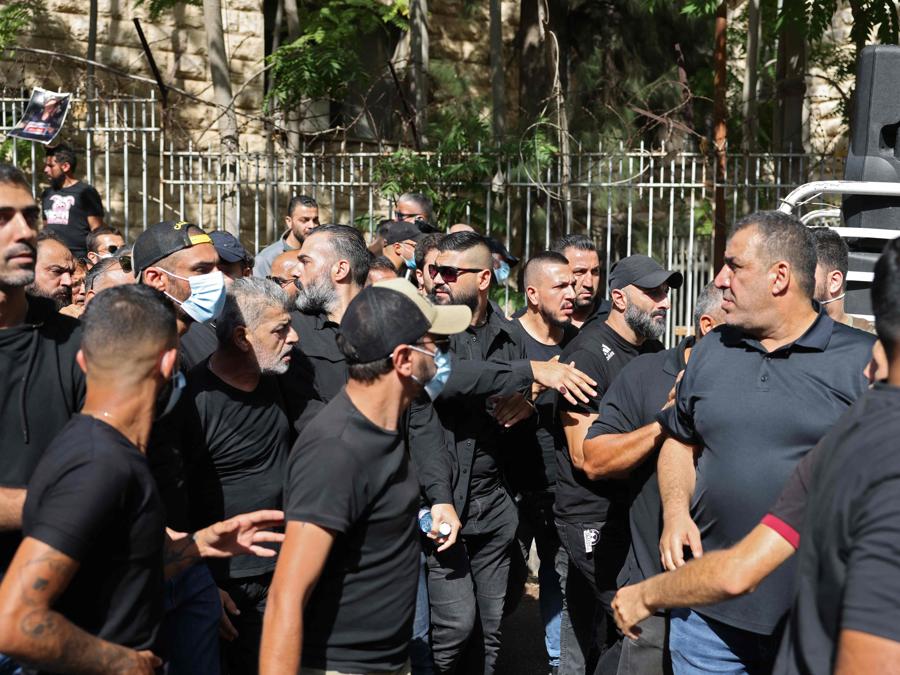 I sostenitori di Hezbollah e del movimento Amal arrivano a una manifestazione al Palazzo di Giustizia nella capitale Beirut il 14 ottobre 2021, durante una riunione per chiedere il licenziamento dell’investigatore capo dell’esplosione di Beirut. (Photo by JOSEPH EID / AFP)