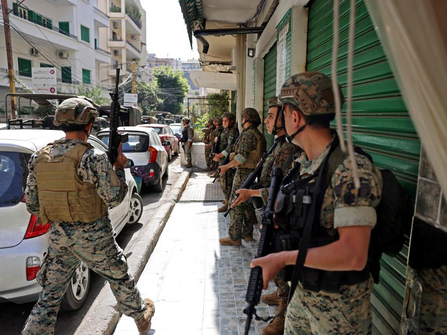 I soldati dell’esercito libanese prendono posizione nella zona di Tayouneh, alla periferia sud della capitale Beirut, il 14 ottobre 2021, dopo gli scontri a seguito di una manifestazione dei sostenitori di Hezbollah e del movimento Amal. (Photo by JOSEPH EID / AFP)