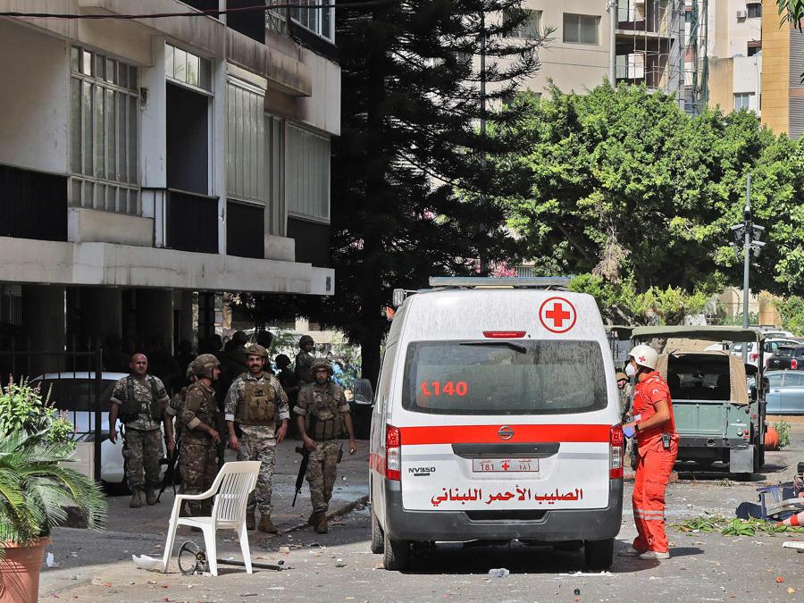 Soldati e medici dell’esercito libanese prendono posizione nella zona di Tayouneh, nel sobborgo meridionale della capitale Beirut, il 14 ottobre 2021, dopo gli scontri a seguito di una manifestazione dei sostenitori di Hezbollah e del movimento Amal (Photo by JOSEPH EID / AFP)