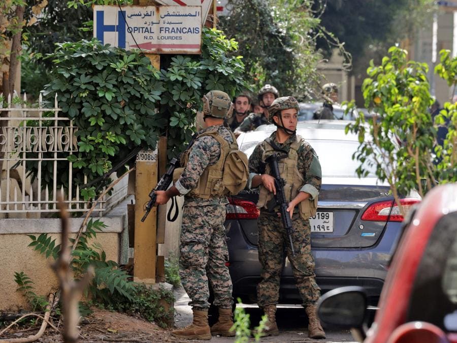 I soldati dell’esercito libanese prendono posizione nella zona di Tayouneh, alla periferia sud della capitale Beirut, il 14 ottobre 2021, dopo gli scontri a seguito di una manifestazione dei sostenitori di Hezbollah e del movimento Amal. (Photo by JOSEPH EID / AFP)