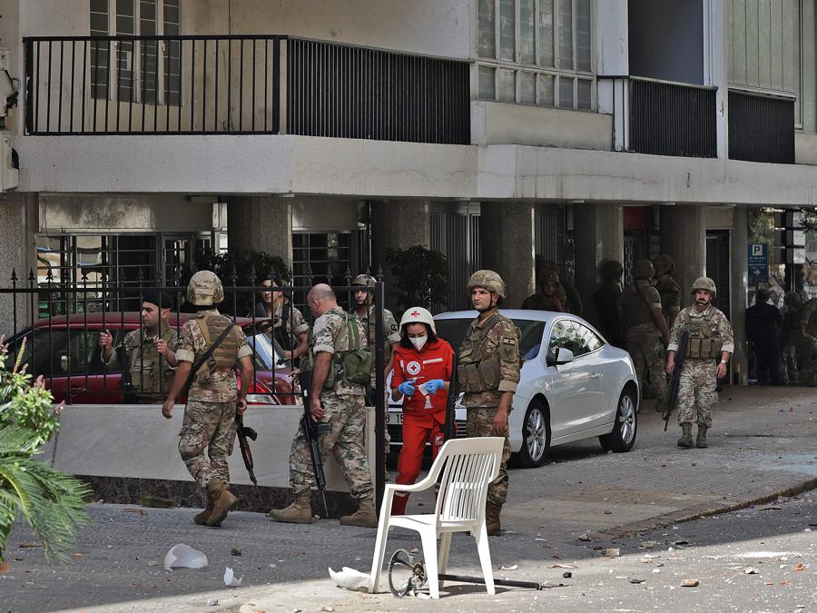 I soldati dell’esercito libanese prendono posizione nella zona di Tayouneh, nel sobborgo meridionale della capitale Beirut, il 14 ottobre 2021, dopo gli scontri seguiti a una manifestazione dei sostenitori di Hezbollah e del movimento Amal. - Gli spari hanno ucciso almeno una persona e ne hanno ferite otto durante una manifestazione a Beirut organizzata dai movimenti sciiti Hezbollah e Amal per chiedere il licenziamento dell’investigatore capo dell’esplosione di Beirut, ha detto la dottoressa Mariam Hassan dell’ospedale Sahel nella periferia sud di Beirut. (Photo by JOSEPH EID / AFP)