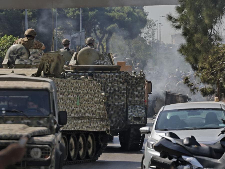 I soldati dell’esercito libanese prendono posizione nella zona di Tayouneh, nel sobborgo meridionale della capitale Beirut, il 14 ottobre 2021, dopo gli scontri seguiti a una manifestazione dei sostenitori di Hezbollah e del movimento Amal. - Gli spari hanno ucciso almeno una persona e ne hanno ferite otto durante una manifestazione a Beirut organizzata dai movimenti sciiti Hezbollah e Amal per chiedere il licenziamento dell’investigatore capo dell’esplosione di Beirut, ha detto la dottoressa Mariam Hassan dell’ospedale Sahel nella periferia sud di Beirut. (Photo by JOSEPH EID / AFP)
