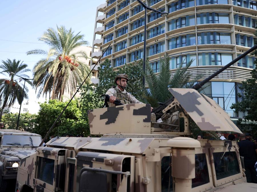 I soldati dell’esercito libanese prendono posizione nella zona di Tayouneh, alla periferia sud della capitale Beirut, il 14 ottobre 2021, dopo gli scontri a seguito di una manifestazione dei sostenitori di Hezbollah e del movimento Amal. (Photo by JOSEPH EID / AFP)